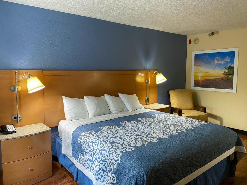 King Room with Roll-in Shower - Disability Access - Non-Smoking interior